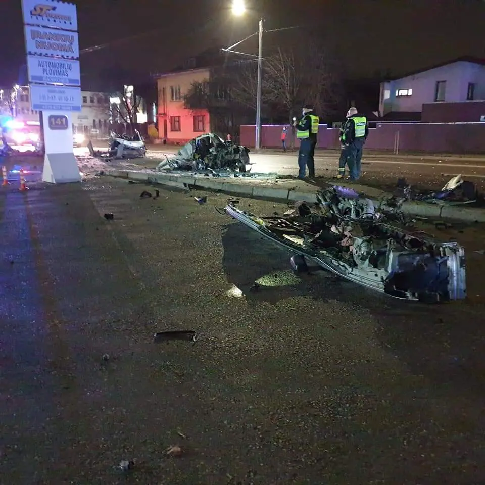 Nuo pareigunu dideliu greiciu sprukes BMW vairuotojas trenkesi i stulpa 0