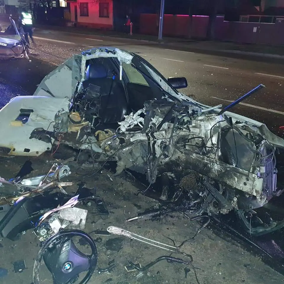 Nuo pareigunu dideliu greiciu sprukes BMW vairuotojas trenkesi i stulpa 1
