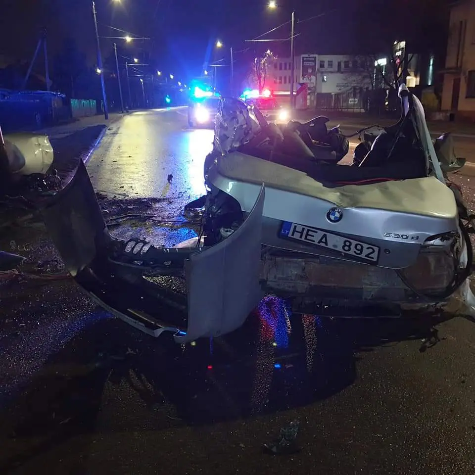 Nuo pareigunu dideliu greiciu sprukes BMW vairuotojas trenkesi i stulpa 2