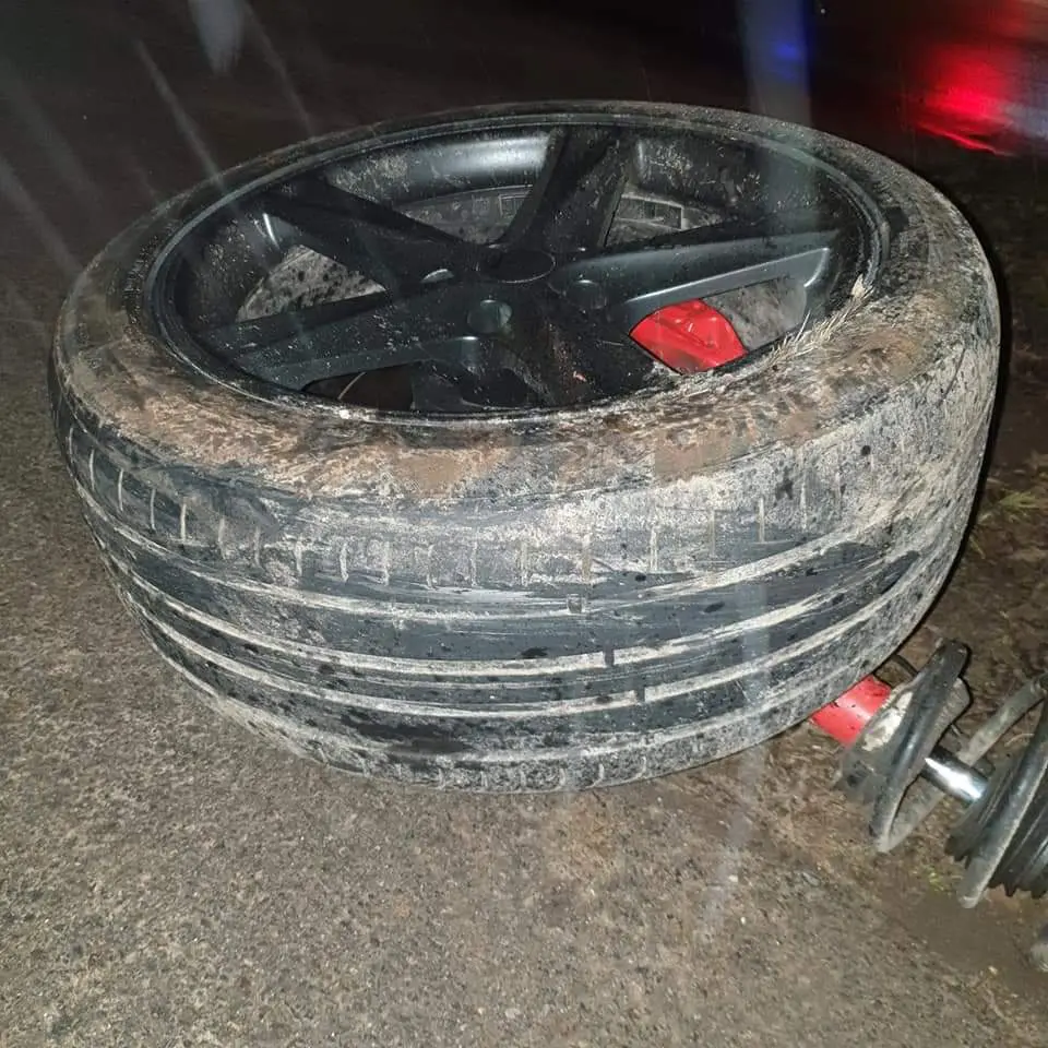 Nuo pareigunu dideliu greiciu sprukes BMW vairuotojas trenkesi i stulpa 3