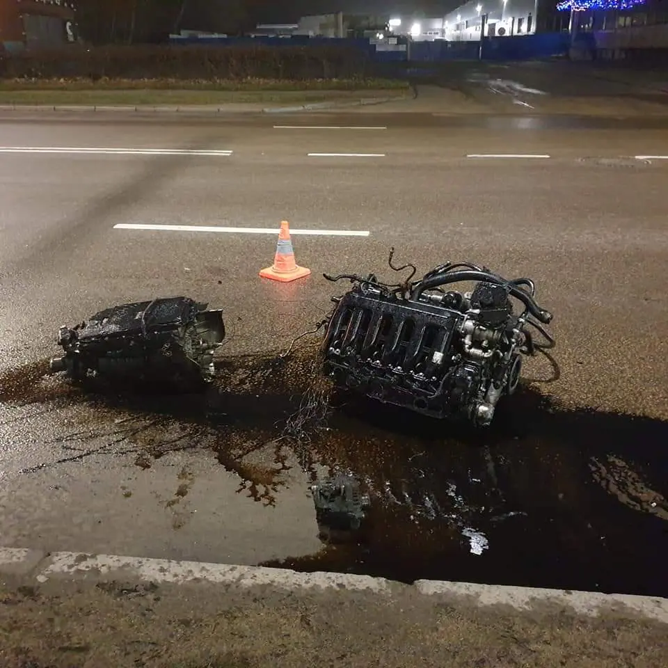 Nuo pareigunu dideliu greiciu sprukes BMW vairuotojas trenkesi i stulpa 4