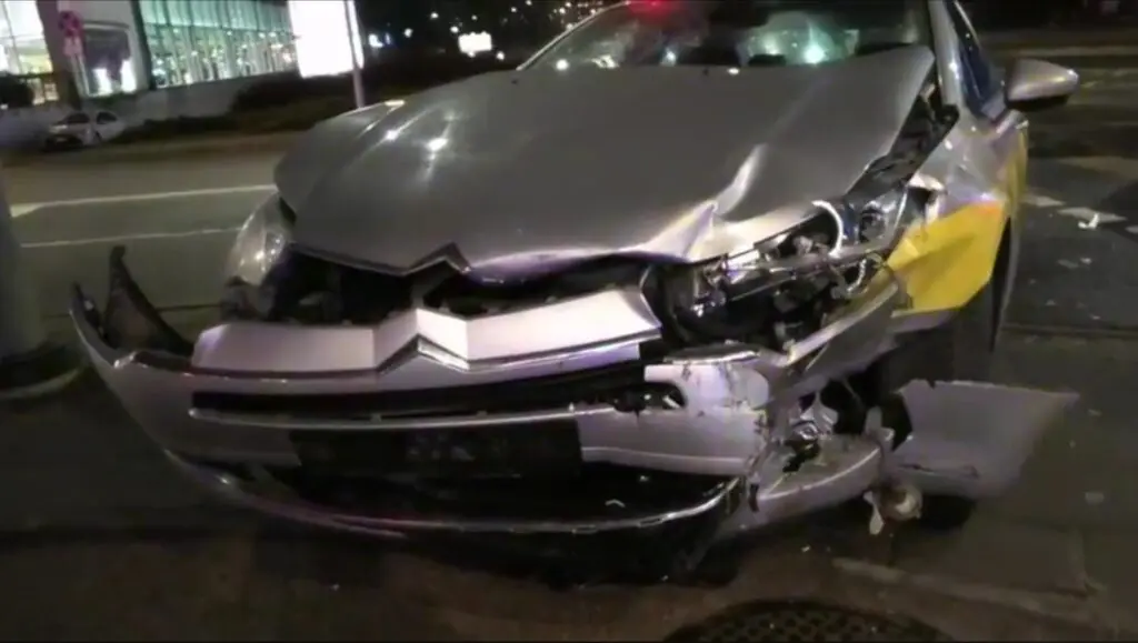 Vilniuje taksi vairuotojas trenkesi i policijos automobili 1