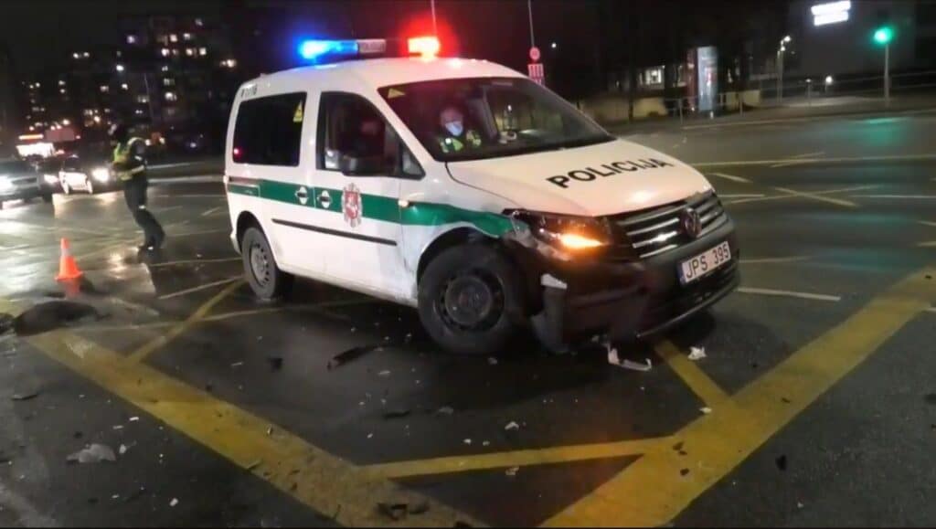 Vilniuje taksi vairuotojas trenkėsi į policijos automobilį