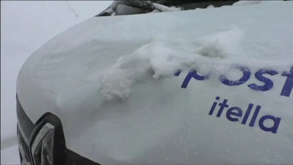 Ilenktas mikroautobuso variklio dangtis