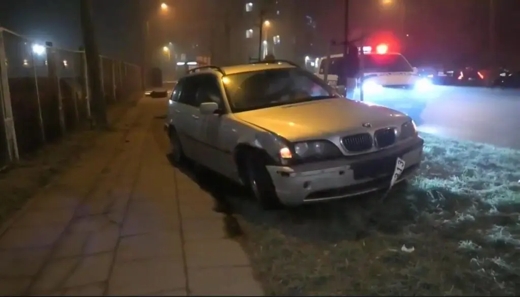 Vilniuje Dzuku gatveje naujuju metu nakti „BMW markes automobilis rezesi i viesojo transporto stotele. Automobilio vairuotojas buvo neblaivus. 1