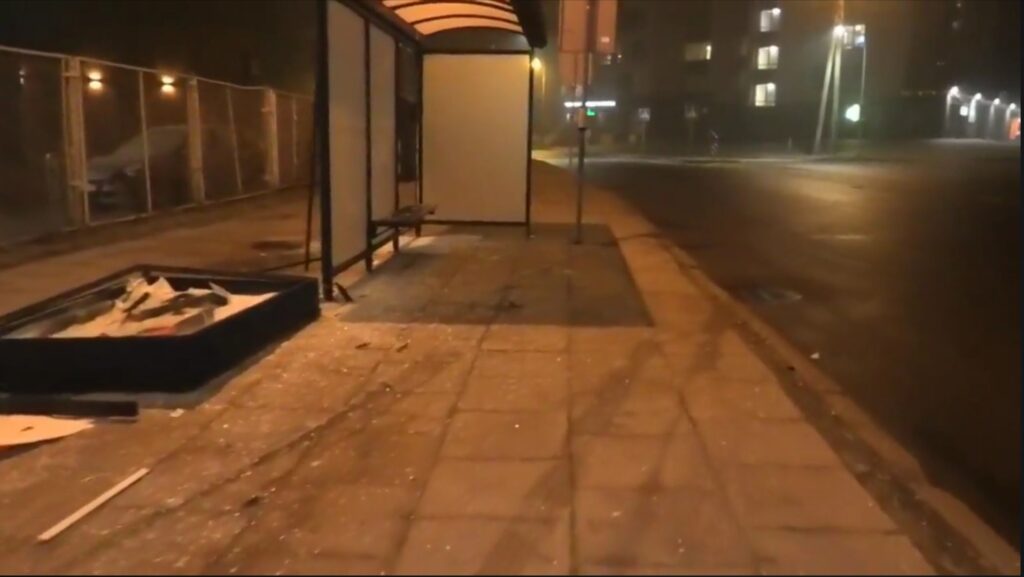 Vilniuje, Dzūkų gatvėje naujųjų metų naktį „BMW“ markės automobilis rėžėsi į viešojo transporto stotelę. Automobilio vairuotojas buvo neblaivus.