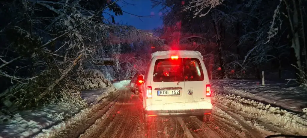 uzblokuotas kelias titnago gatveje