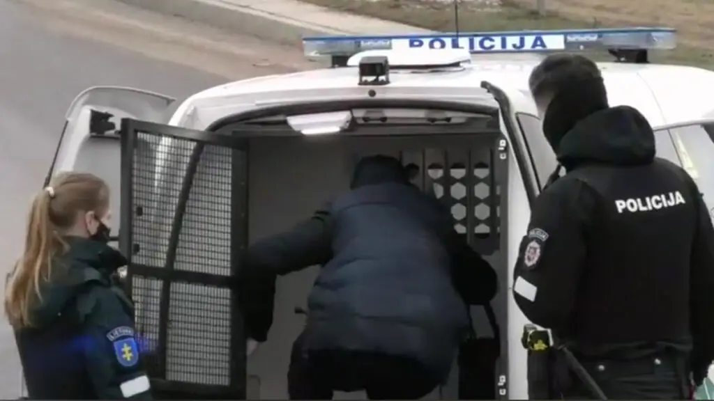 Avarija Vilniuje girta mergina rezesi i slaita ir atsidure griovyje 2