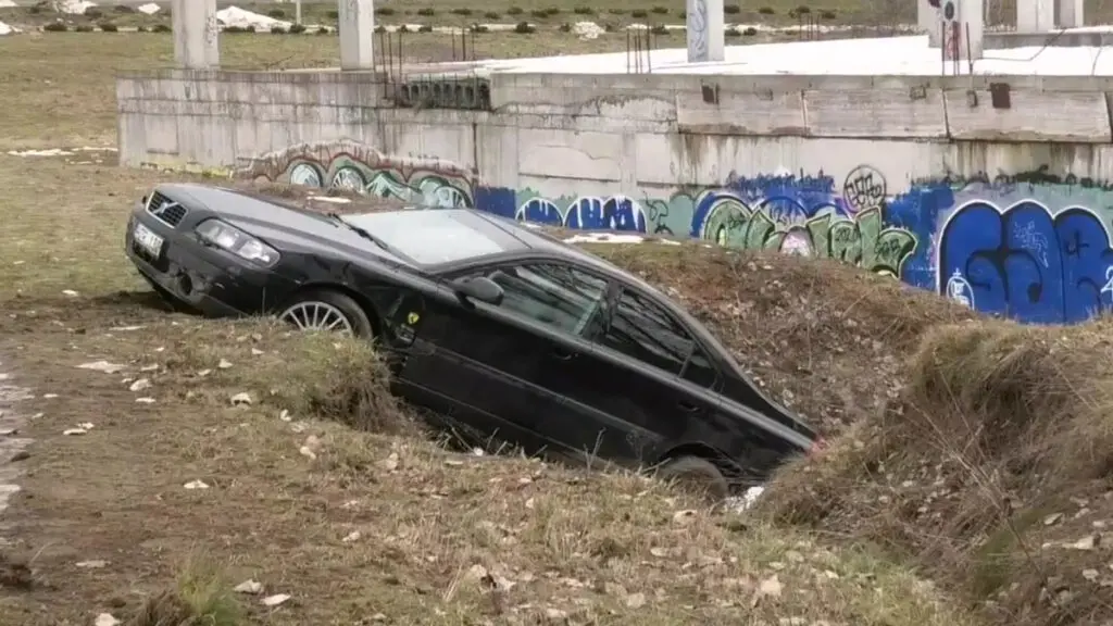Avarija Vilniuje girta mergina rezesi i slaita ir atsidure griovyje 3