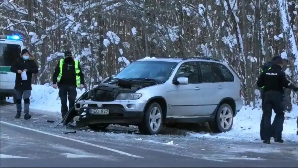 Avarija Vilniuje susidure BMW ir Ford automobilis. Nukenteje isgabenti i ligonine3