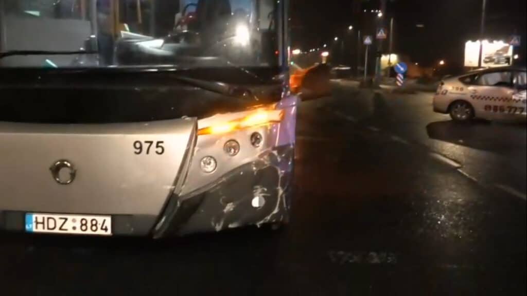 Avarija Vilniuje: taksi susidūrė su autobusu. Nukentėję išgabenti į ligoninę.