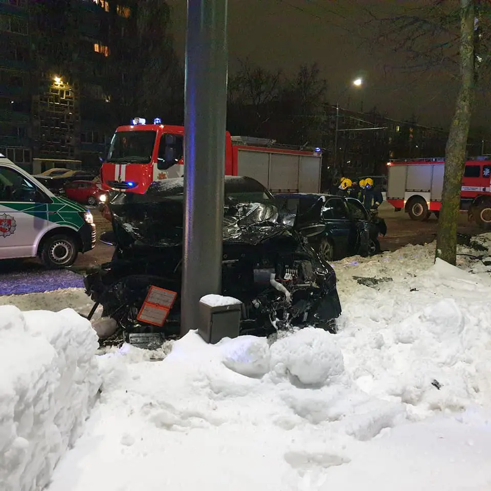 Šeštadienio vakare avarija Kaune: susidūrė BMW ir „CityBee“ VW automobilis, yra nukentėjusių. 1 Sestadienio vakare avarija Kaune susidure BMW ir CityBee VW automobolis yra nukentejusiu 2