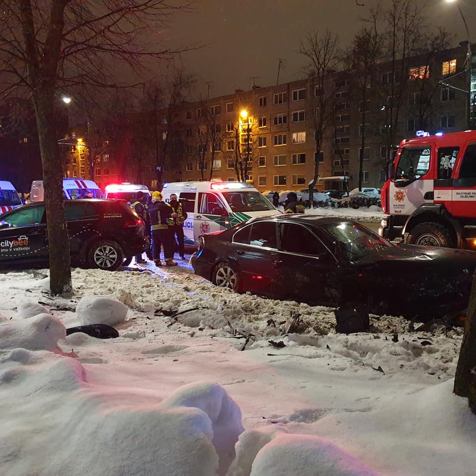 Sestadienio vakare avarija Kaune susidure BMW ir CityBee VW automobolis yra nukentejusiu 3