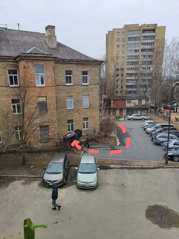 Sostinėje Audi vairuotoja supainiojusi pedalus peršoko tvorelę ir pakibo ant jos 1 Sostineje Audi vairuotoja supainiojusi pedalus persoko tvorele ir pakibo ant jos 3