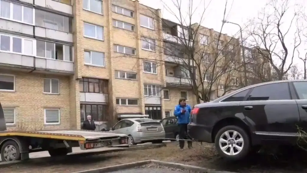 Sostineje Audi vairuotoja supainiojusi pedalus persoko tvorele ir pakibo ant jos 4