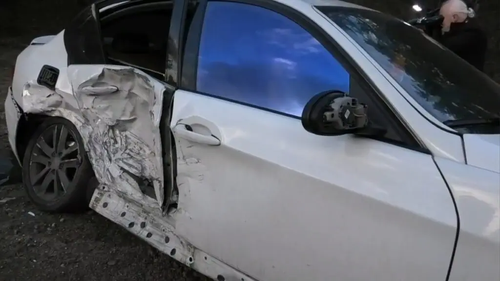 Sostinėje neblaivus BMW vairuotojas išlėkė prieš eismą ir sukėlė avariją 1 Sostineje neblaivus BMW vairuotojas isleke pries eisma ir sukele avarija 2