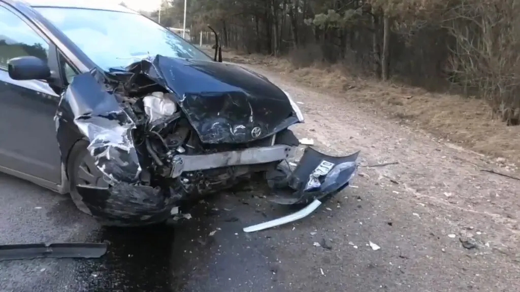 Sostineje neblaivus BMW vairuotojas isleke pries eisma ir sukele avarija 3