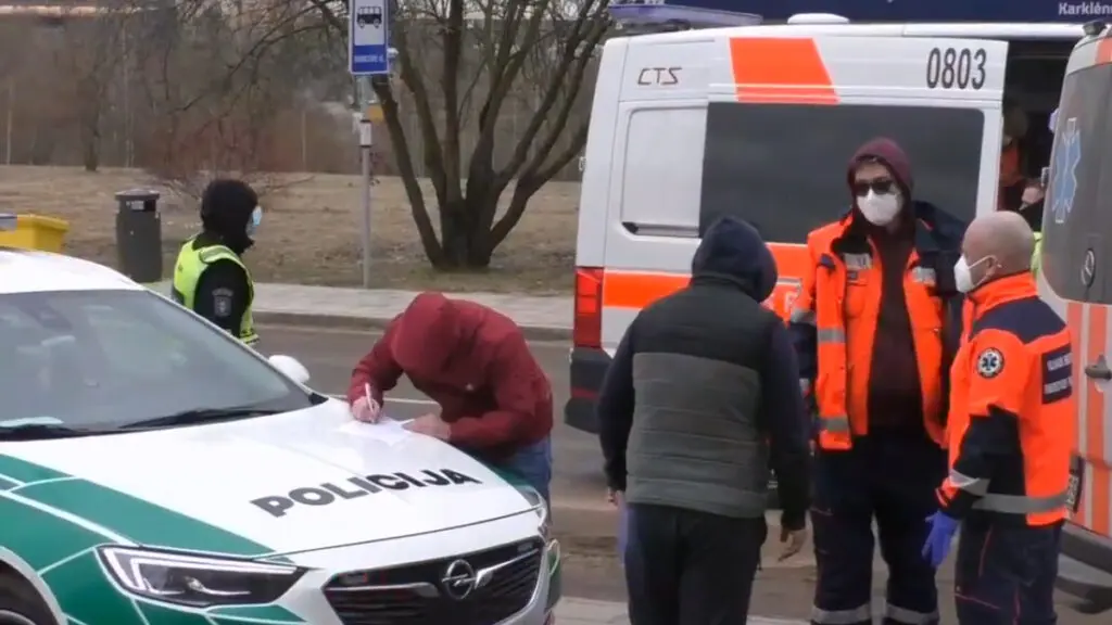 Sostineje zuvo riedancio nuo kalvos automobilio pervaziuota moteris 3