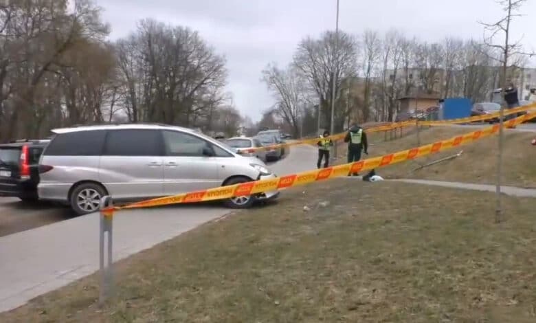 Sostinėje žuvo riedančio nuo kalvos automobilio pervažiuota moteris