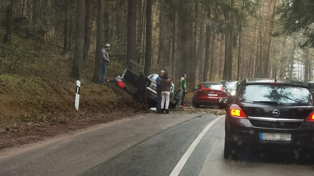 Avarija Vilniuje: „BMW“ automobilis rėžėsi į medį