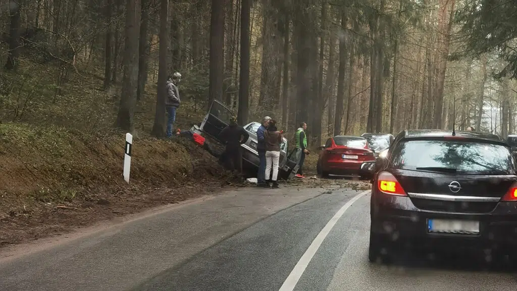 Avarija Vilniuje BMW automobilis rezesi i medi 22