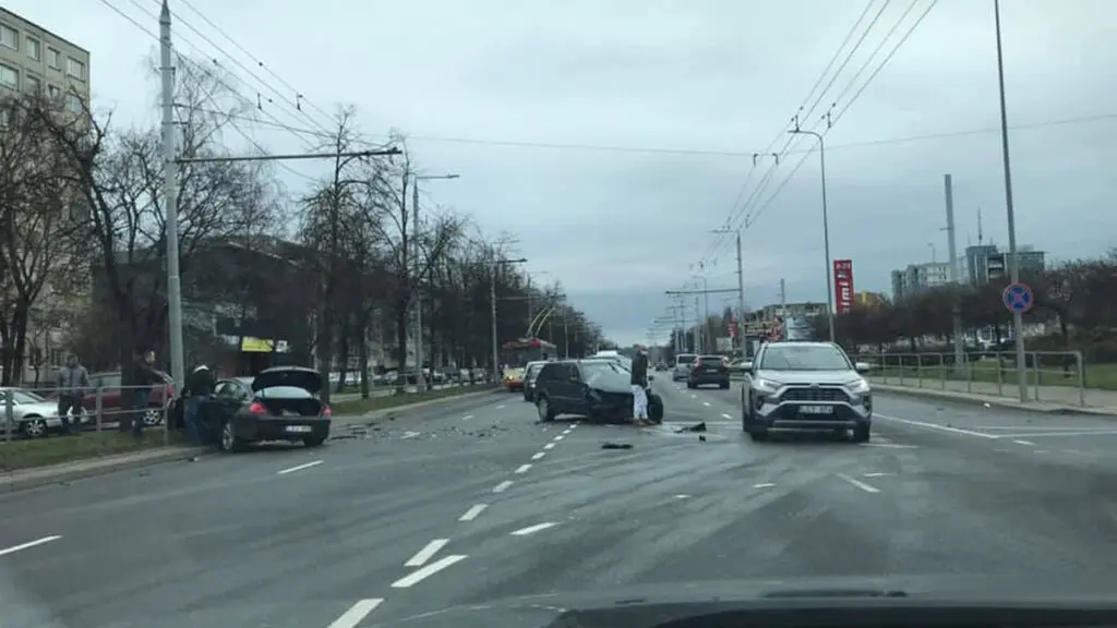Avarija Zirmunu gatveje susidure „BMW ir „VW markes automobiliai 2