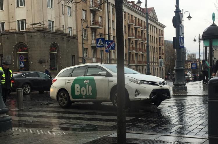 Eismo įvykis Vilniaus centre: „Bolt“ vairuotojas trenkėsi į stulpelį ir ant jo pakibo