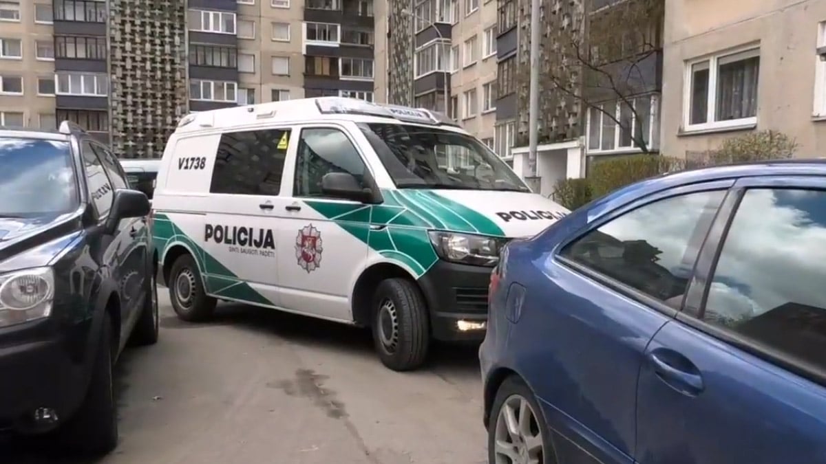 Gaudynės Vilniuje: sprunkantį „Mercedes-Benz“ automobilį vijosi gausios policijos pajėgos (video)