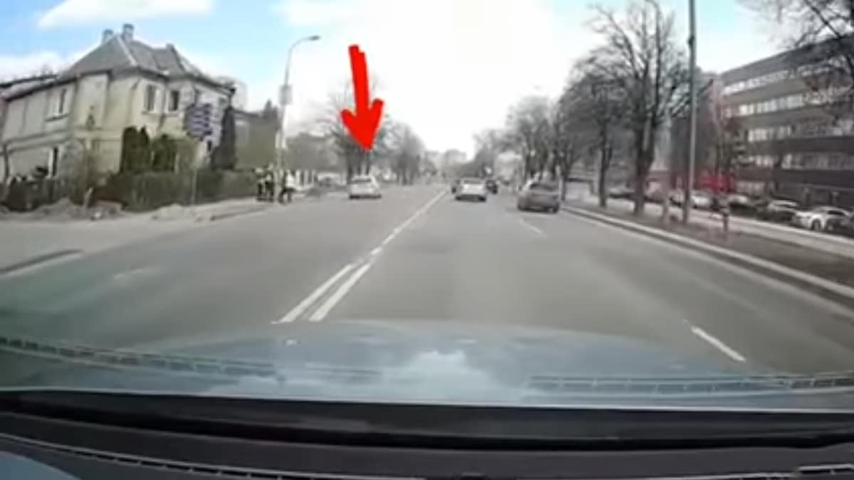 Vilniuje užfiksuotas vidury baltos dienos prieš eismą važiuojantis vairuotojas (video)
