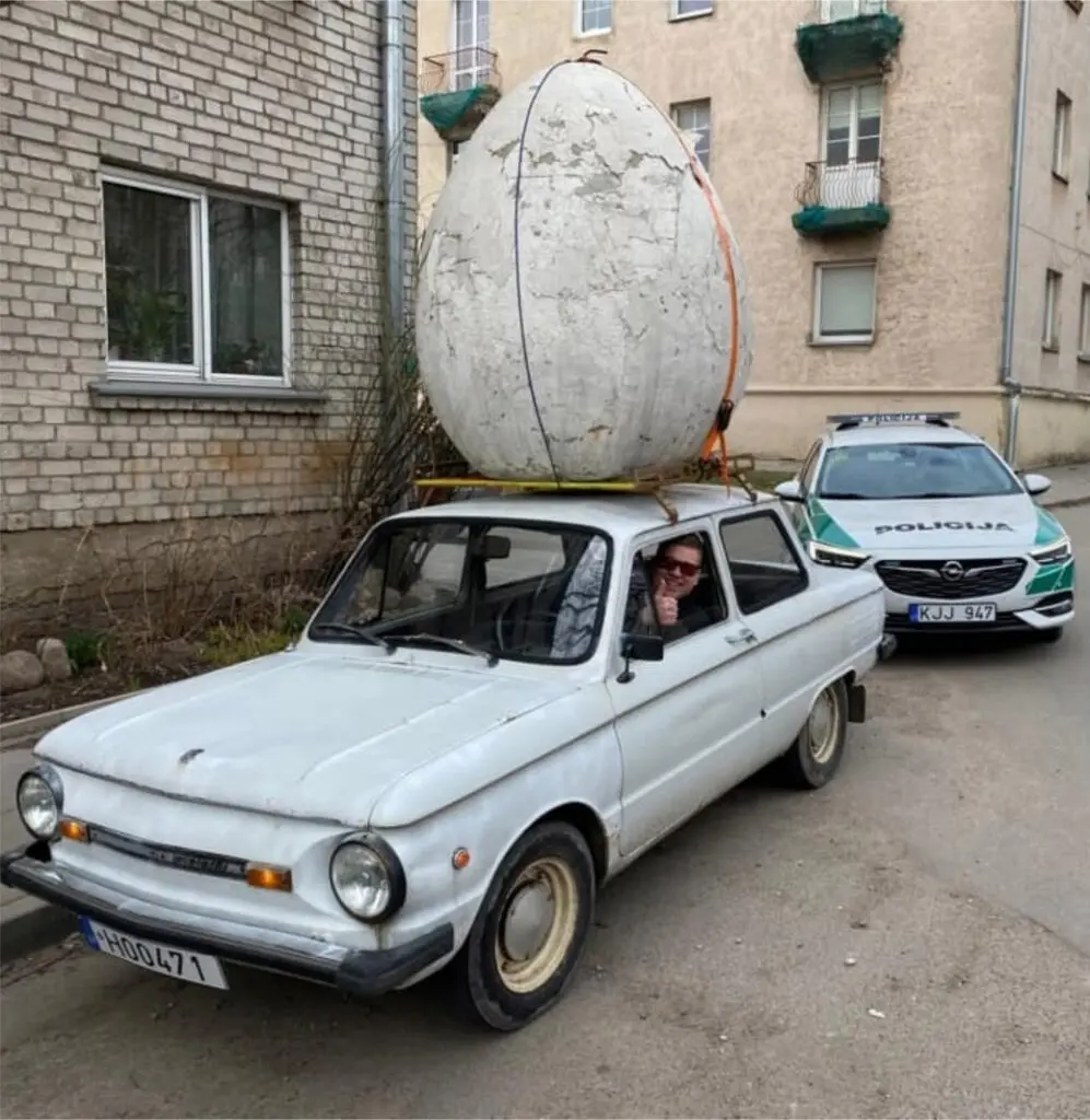 zaparozietis su dideliu kiausiniu ant stogo ir policijos pareigunu automobilis