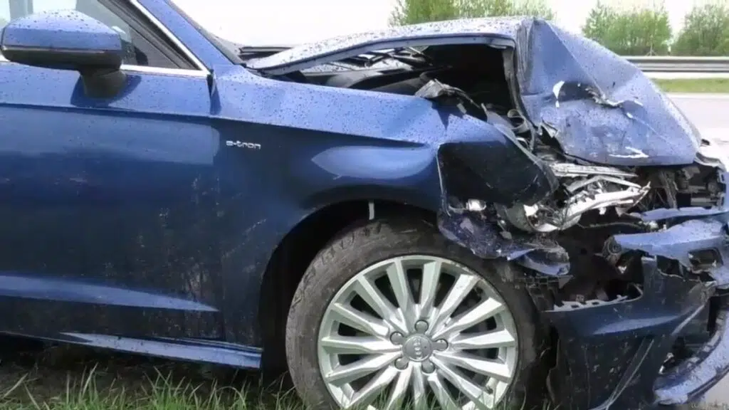 Avarija Vilniaus rajone po smugio Toyota automobilis apvirto ant stogo 2