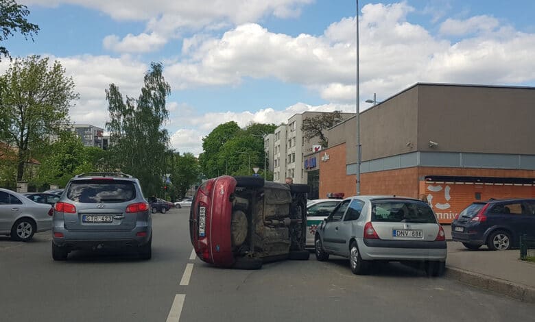 Avarija Vilniuje: neblaivios vairuotojos automobilis apvirto ant šono po sukelto eismo įvykio