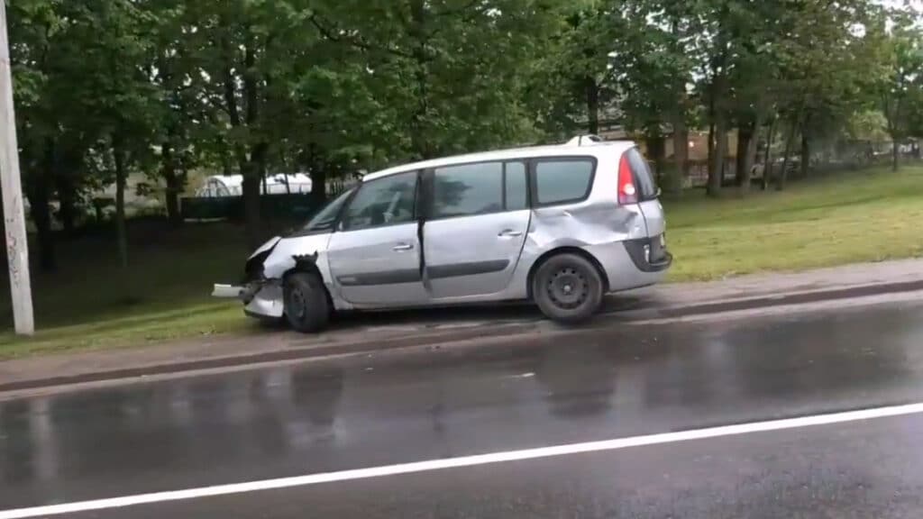 Avarija Vilniuje: po susidūrimo automobilis pramušęs metalinę tvorelę nulėkė nuo šlaito ir apvirto ant šono