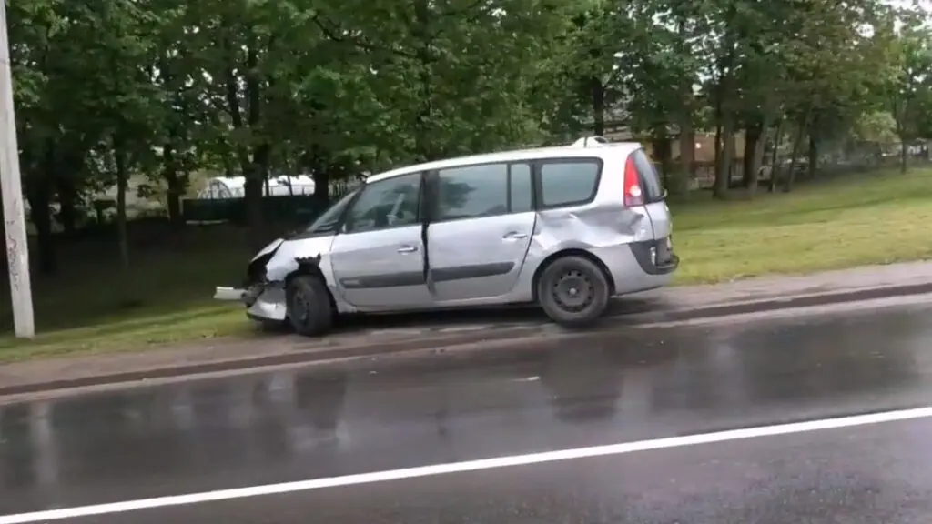 Avarija Vilniuje po susidurimo automobilis pramuses metaline tvorele nuleke nuo slaito ir apvirto ant sono 2