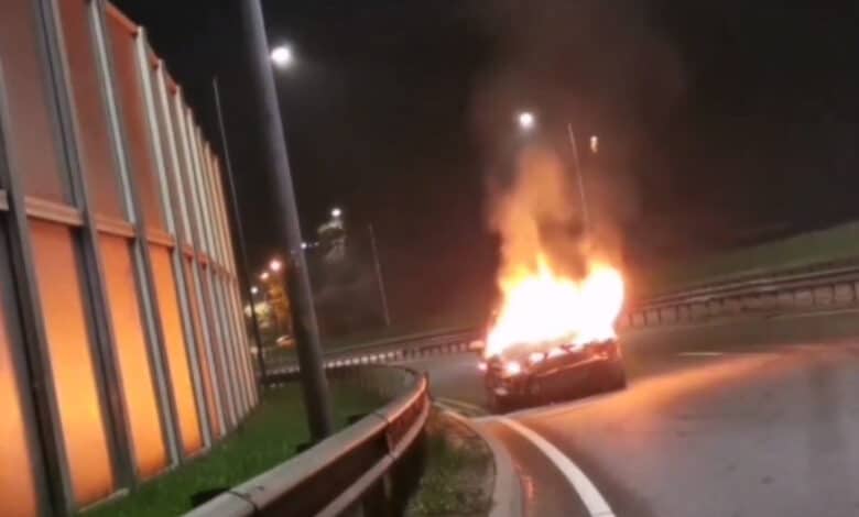 Naktį Vilniuje po smūgio į atitvarą užsiliepsnojo „Seat“ markės automobilis (video)