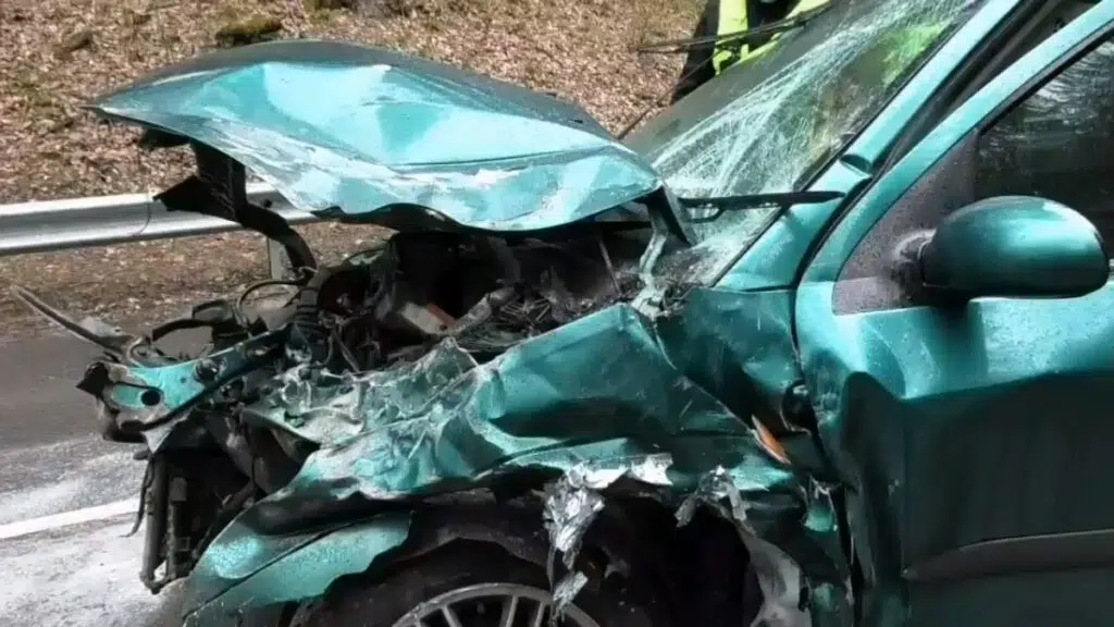 Šilo g. susidūrė lengvasis ir krovininis automobiliai 1 Silo g. susidure lengvasis ir krovininis automobiliai 2