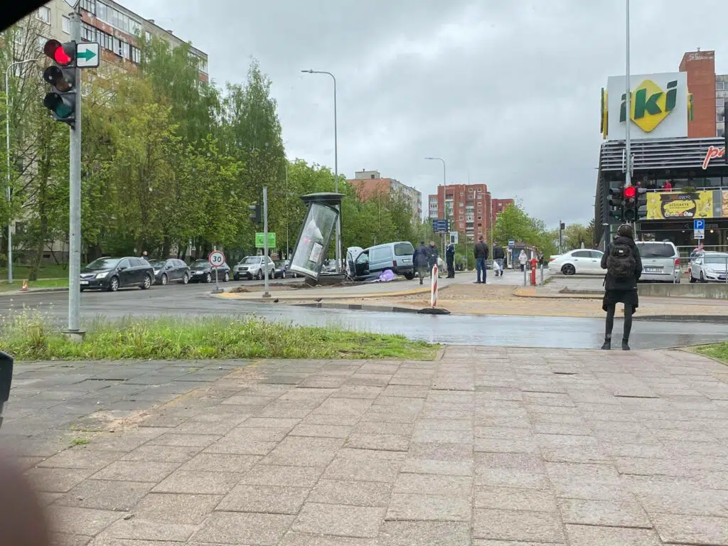 Vilniuje Citroen vairuotojas rezes i reklamini stenda ir paspruko palikes automobili 2