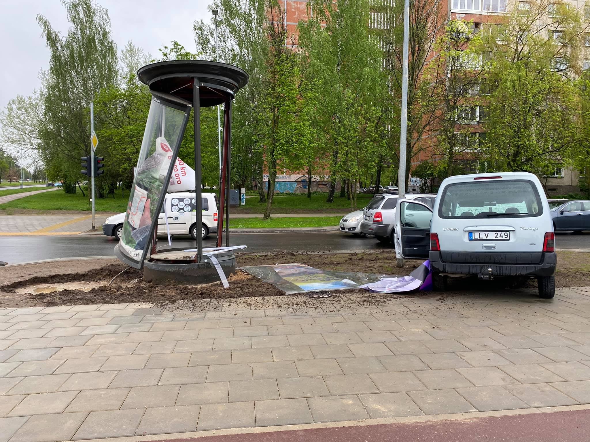 Vilniuje „Citroen“ vairuotojas rėžės į reklaminį stendą ir paspruko palikęs automobilį