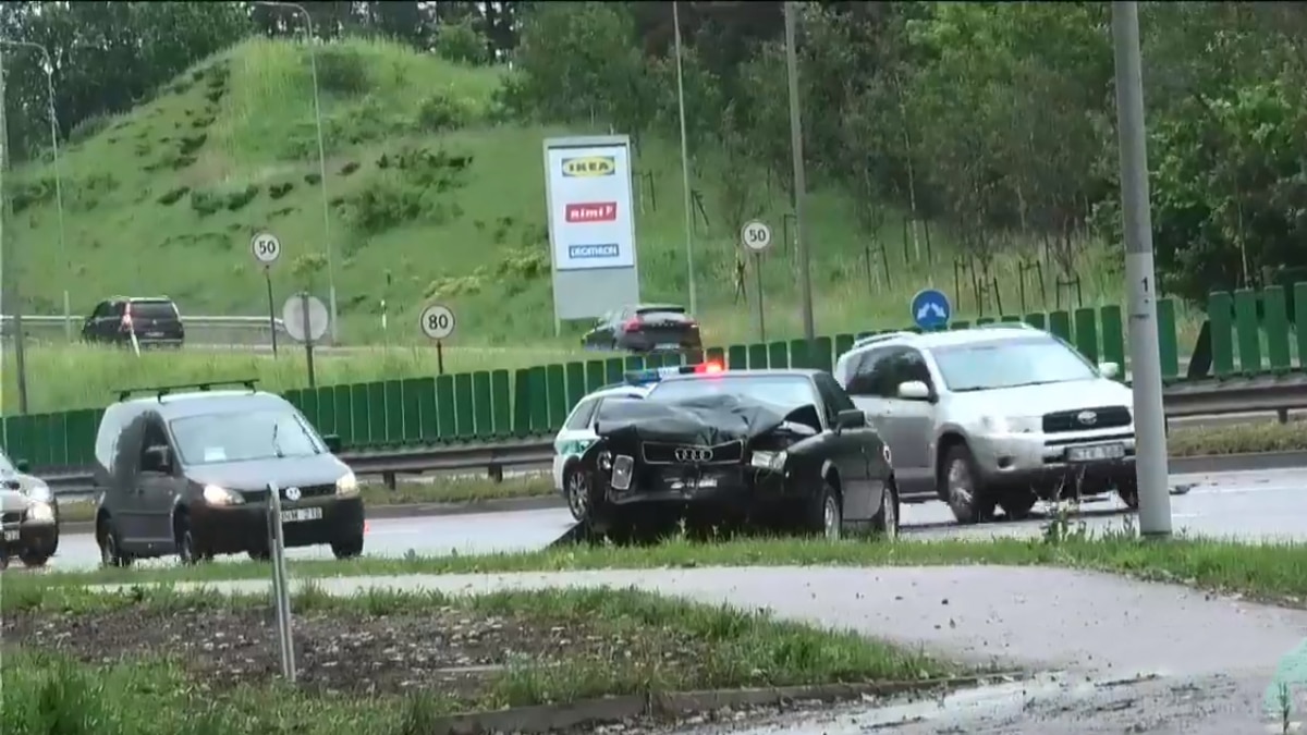 Apmaudi avarija Vilniuje: dėl ant kelio numesto kibiro smarkiai apgadinti du automobiliai