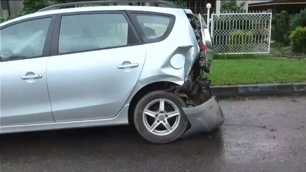 Apmaudi avarija Vilniuje del ant kelio numesto kibiro smarkiai apgadinti du automobiliai