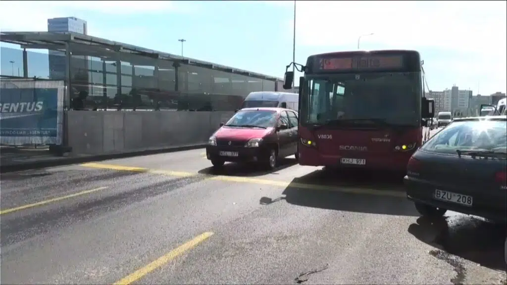 Didziule avarija Vilniuje Pilaites pr. susidure trys automobiliai ir autobusas 2