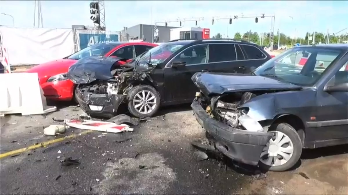 Didžiulė avarija Vilniuje: Pilaitės pr. susidūrė trys automobiliai ir autobusas