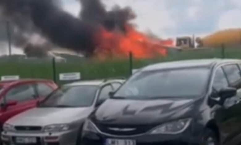 Kelyje Vilnius - Ukmergė sudegė BMW markės automobilis