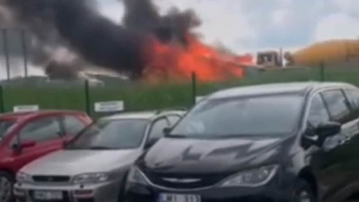 Kelyje Vilnius - Ukmergė sudegė BMW markės automobilis