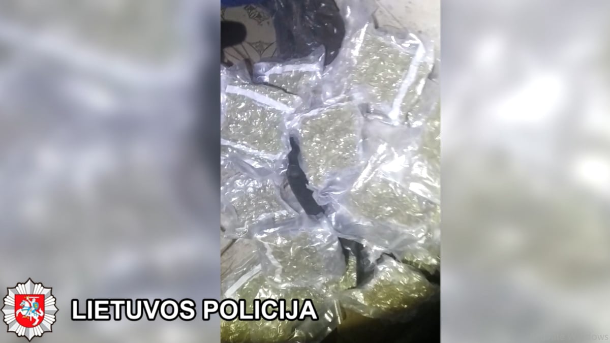 Moters automobilyje pareigūnai aptiko apie 11 kg narkotinių medžiagų (video)