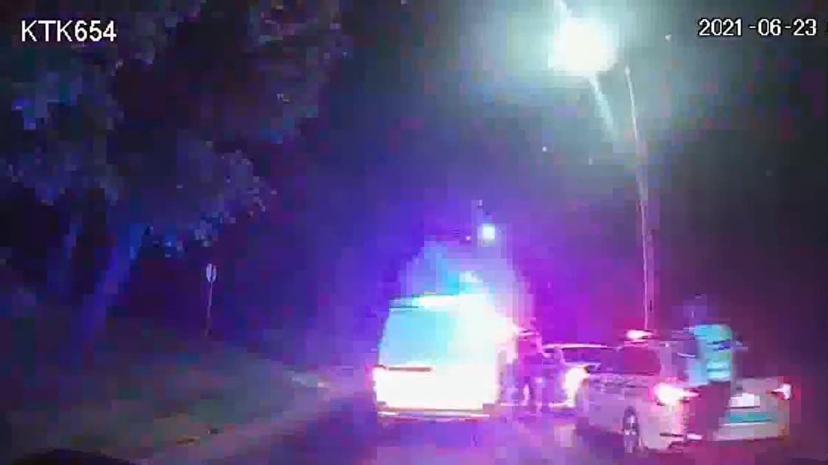 Neblaivaus BMW vairuotojo gaudynės naktį baigėsi sulaikymu (video)