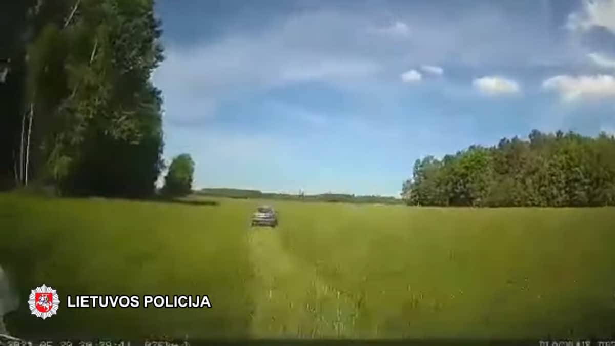 Neblaivus vairuotojas nuo pareigūnų spruko laukais (video)