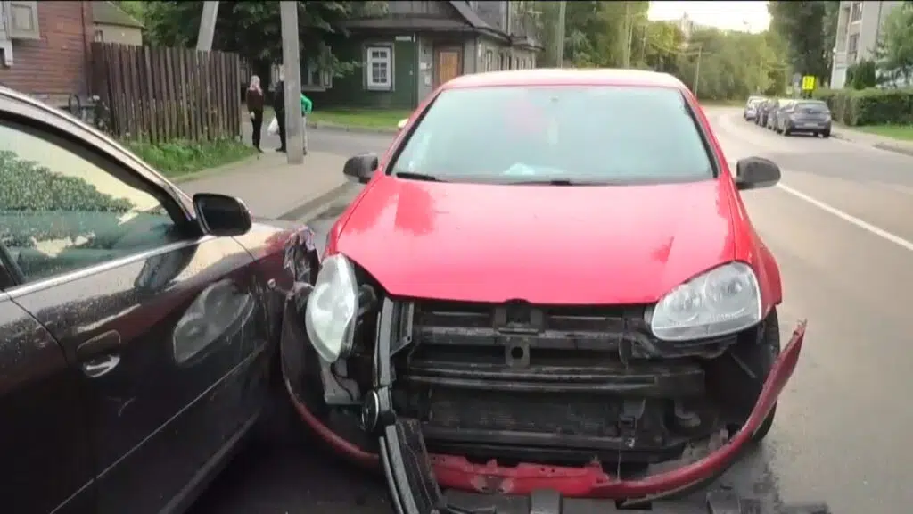 Sostineje visiskai girtas VW vairuotojas rezesi i salikeleje stovinti automobili 2
