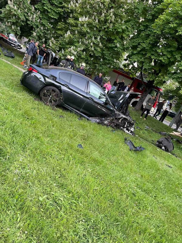 Vilniaus centre per avariją visiškai sumaitotas BMW: vairuotojas ir keleiviai paspruko
