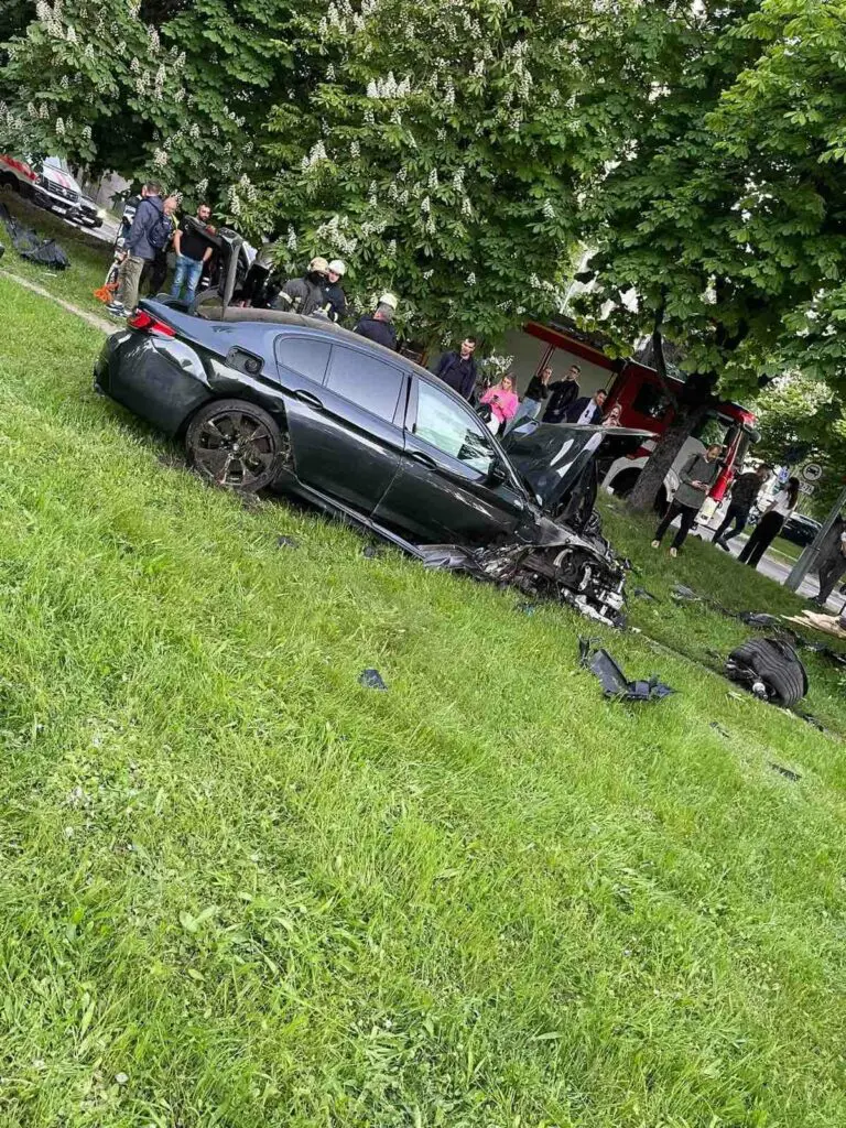 Vilniaus centre per avariją visiškai sumaitotas BMW: vairuotojas ir keleiviai paspruko 1 Vilniaus centre per avarija visiskai sumaitotas BMW vairuotojas ir keleiviai paspruko 2
